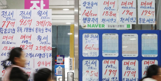 주요 통계업체 및 기관의 전세가 변동률 지표가 크게 엇갈리면서, 서울 전세시장의 혼란이 커지고 있다. 봄 이사철, 정부 규제 등으로 전세 대기수요가 늘어나면서 한동안 전세시장의 불암감도 이어질 전망이다.  <연합뉴스>